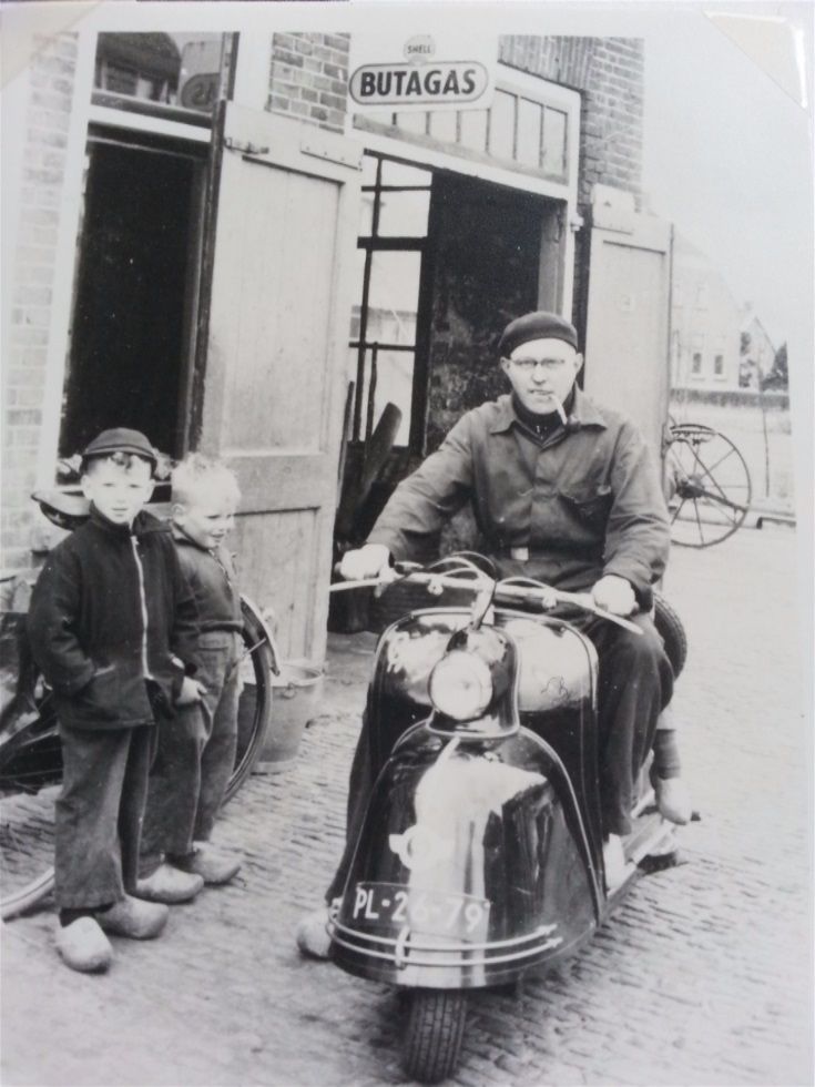 Jan Vredeveld. Kinderen vlnr: Roelof Schiphorst en Jan Vredeveld Jr.