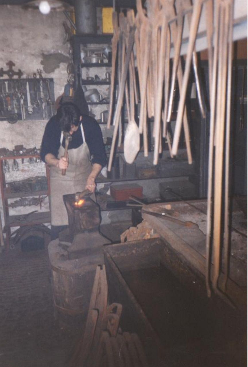 Pluis,  aan het werk in zijn smederij aan de Assersrraat in Norg. (1991)
