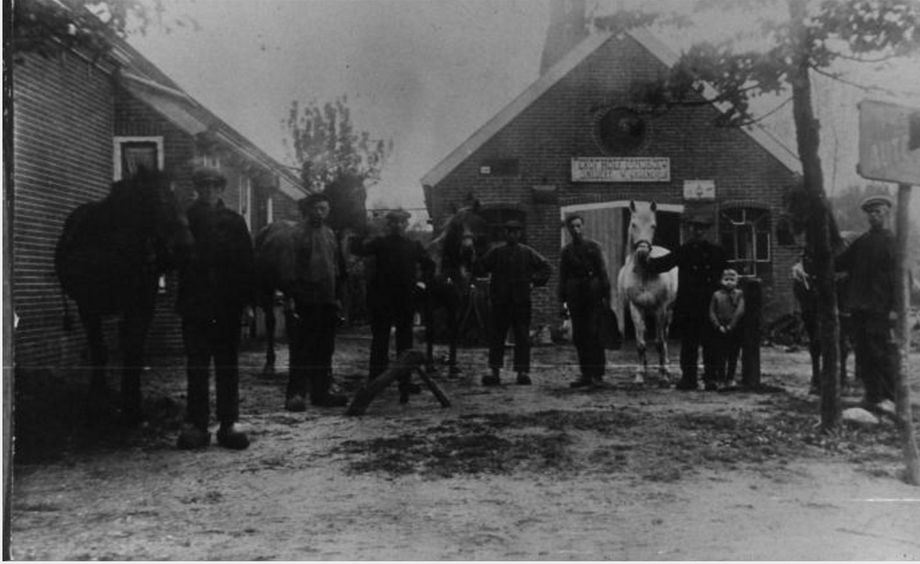 Exloo - Groeneveld - Hoofdstraat (1925) 2e van links Willem Groeneveld