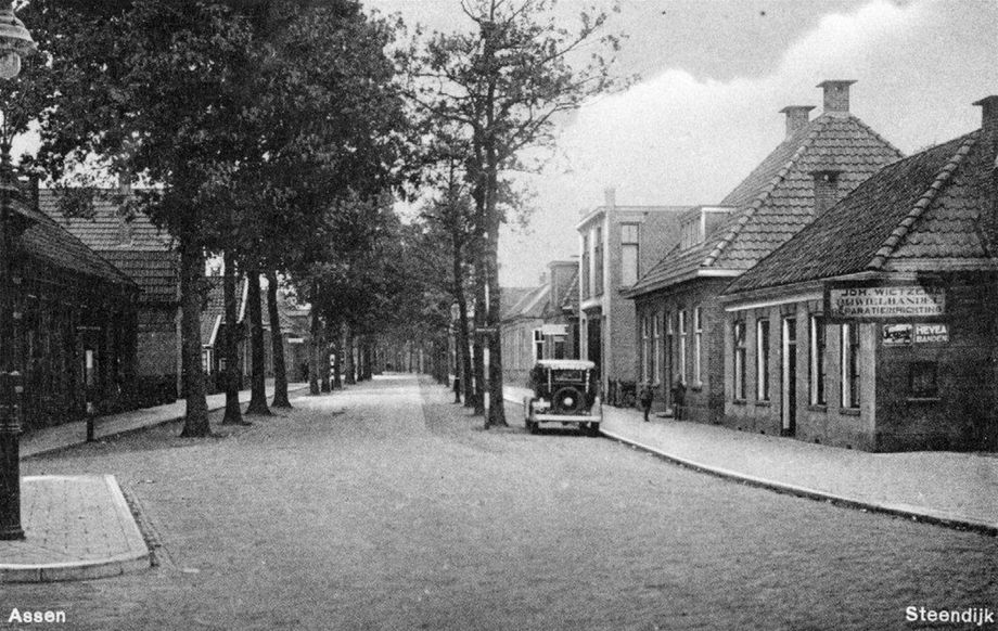 Assen - rechts Joh. Wietzema, Steendijk 6. (foto tussen 1931 en 1935)