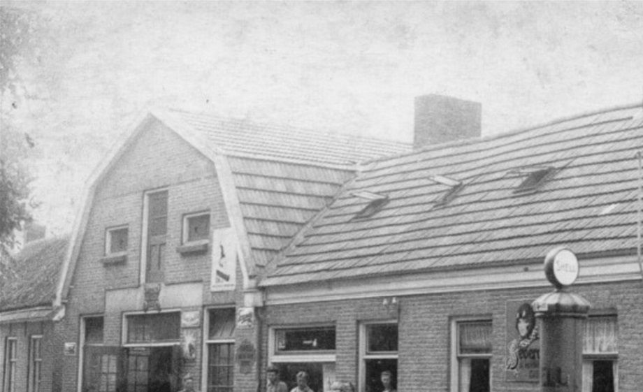 Rolde - E. Suichies, Grolloërstraat (rechts een benzinepomp, Shell)