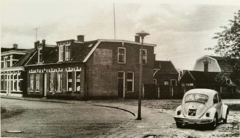 Assen - Bronsema (1971) Alteveerstraat,  rechts op de achtergrond