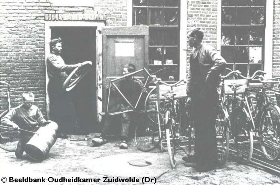 Echten - Seubring, later Baas - Echtenseweg 5. Afgebroken i.v.m. verbreding Hoogeveense Vaart.
