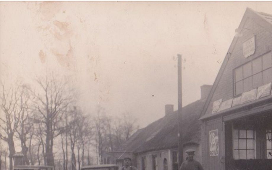 Hijken - rechts Anton Geert Koops, midden Jan Koops, links knecht Klaas Leunge - Oranjekanaal ZZ 11
