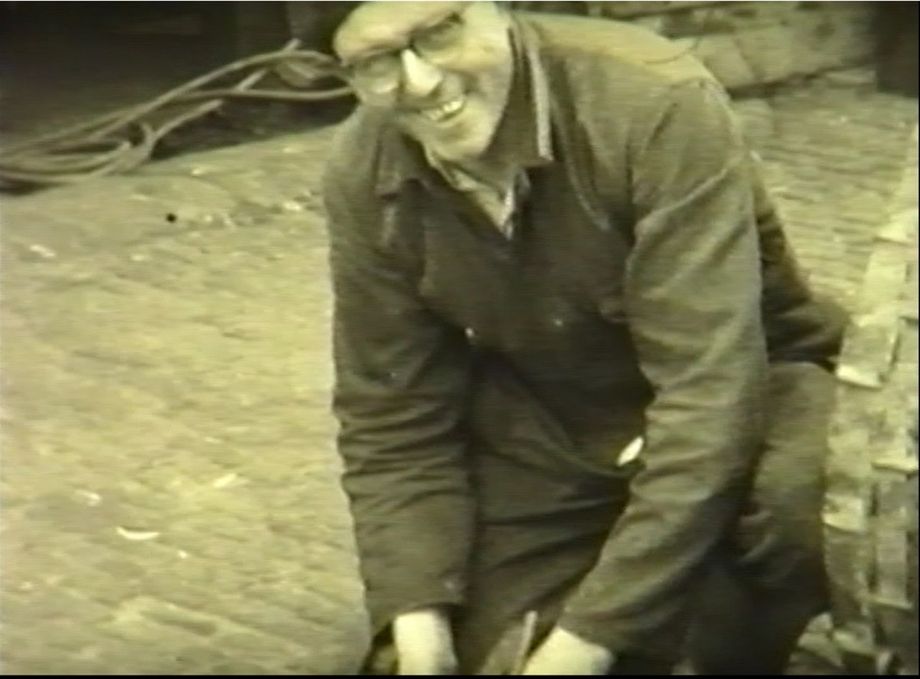 Vredeveld, Jan - Wapserveen (1947-1960) Messen van een maaimachine scherpen
