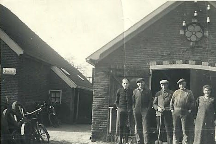 Dalerveen - Harm Epping (met pijp). Smederij is later afgebroken. Er kwam een nieuwe voor in de plaats.