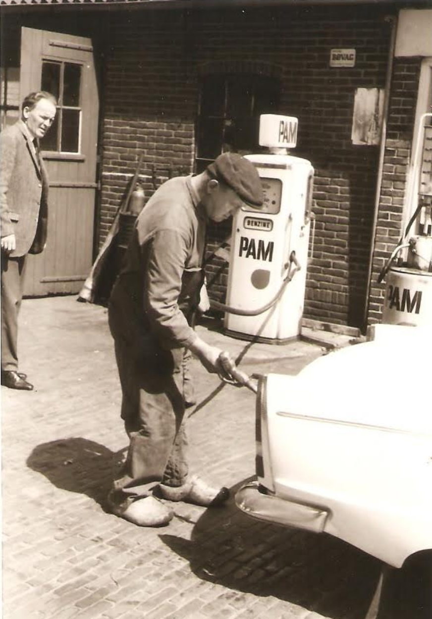 Wittelte - Jan Kloeze vult een benzinetank
