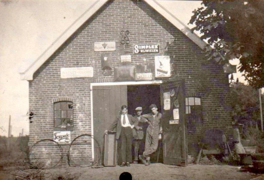 Erm, smederij Tijben. V.l.n.r. Henk Nijkamp, Jan Geerlings en Willem Tijben.