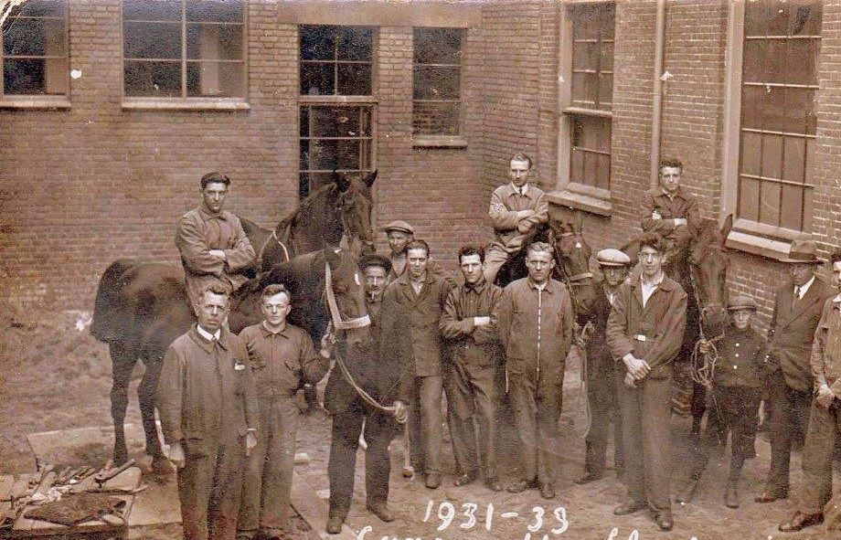 Cursus hoefbeslag Ambachtschool Emmen. 1939. Helemaal links staat rijksonderwijzer smid Scholten uit Wachtum. Helemaal rechts staat Willem Tijben (Erm). Wie kent er nog meer? Foto beschikbaar gesteld door Roel Tijben uit Sleen.