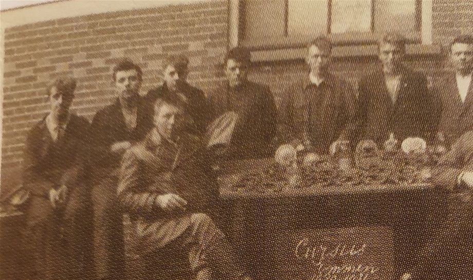 Cursus hoefsmid 1930-1931 te Emmen. Meest links zittend smid Jeuring uit Wezup. Rechts voor zittend smid Scholten uit Wachtum (rijksonderwijzer). Wie kent er nog meer?