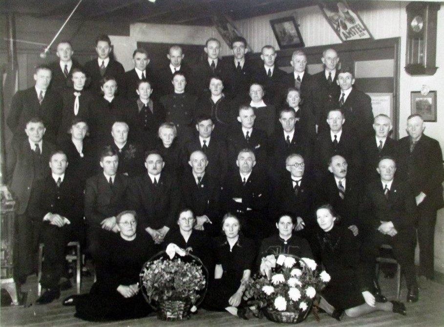 Smedenvergadering Z.O. Drenthe (met de dames) bij café Eising in Erm. Jaren 30. Voorste rij vlnr: Jantje Scholten-Masselink (Wachtum), x, Hendrika Naber (Dalen), Jantje Blancke-Eisen (Schoonebeek), x. 2e rij vlnr: Frans Gebben (Noord Sleen), x, Bernardus Willem Naber (Dalen), Jan Blancke (Schoonebeek), Hendrik Scholten (Wachtum), x, x, Gerhard Blancke (Schoonebeek). 3e rij vlnr: x, x, x, Geesje Blancke- Engberts (Schoonebeek), x, x, x, Gerhard Schutten (Schoonebeek), Roelof Tijben (Erm) en caféhouder Geert Eising. 4e rij vlnr: x, x, Hendrikje Dorgelo-Poppen (Schoonebeek), Klazina Tijben-Biesthier (Erm), Janna Tijben-Geerlings (Erm), Theodora Maria Ambergen-Blaauwgeers (Coevorden), x, x, Toon Rozema (Nieuw Schoonebeek). Bovenste rij vlnr: Gerhard Bernard Blancke (Schoonebeek), x, x, Jan Dorgelo ( Schoonebeek), x, Willem Tijben (Erm), x, x, x. (Met dank aan Roel Tijben, Sleen) Wie kent de overige namen van de smeden (en dames)?