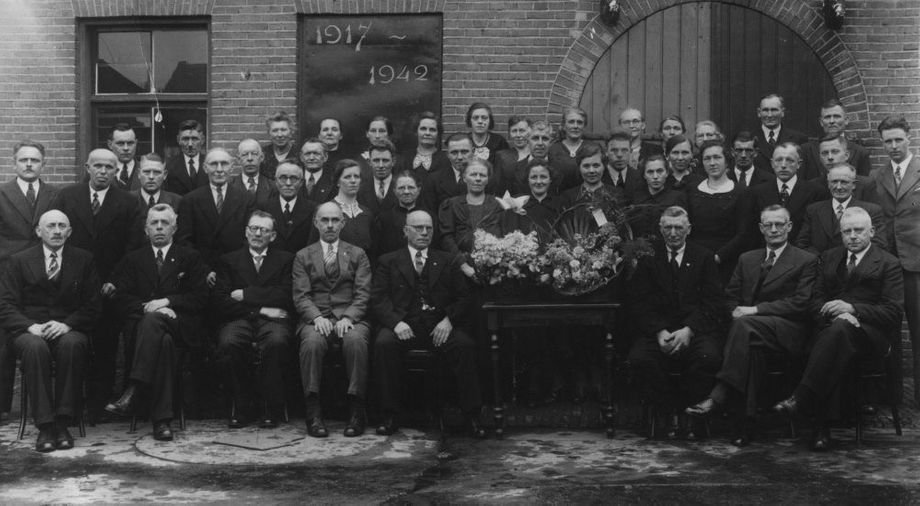 1942 - 25-jarig bestaan afd. Hoogeveen van de BSPN. Voorste rij 2e van links smid Scholten uit Wachtum. Middelste rij 2e van links smid Roelof Klooster Hzn uit Hoogeveen. Achterste rij 2e van links smid Jannes Venema uit Hollandscheveld. Midden achterste rij, langste vrouw is Johanna-Klooster-Dunning. Wie weet nog meer namen? (Foto beschikbaar gesteld door Dhr. R. Hugen, Hollandscheveld)
