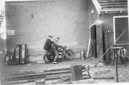 Blancke, Gerrit - achterop de motor bij zijn zoon Gerhard Bernard - Schoonebeek