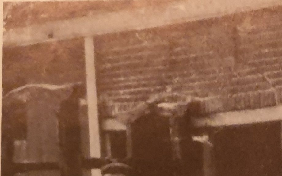 Beilen - J.L. Beuving (rechts) - Hekstraat (met noodstal)