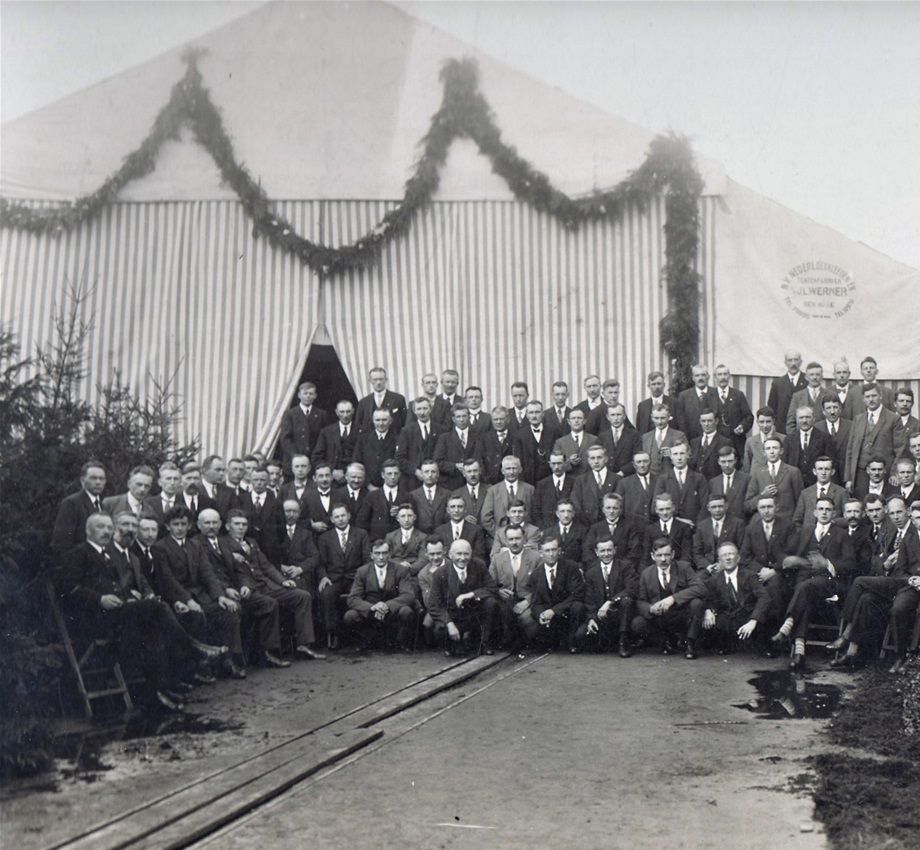 1927 - Veel smeden waren ook fietsdealers. Op de 2e rij 3e van links Roelof Tijben uit Erm. Wie kent er meer?